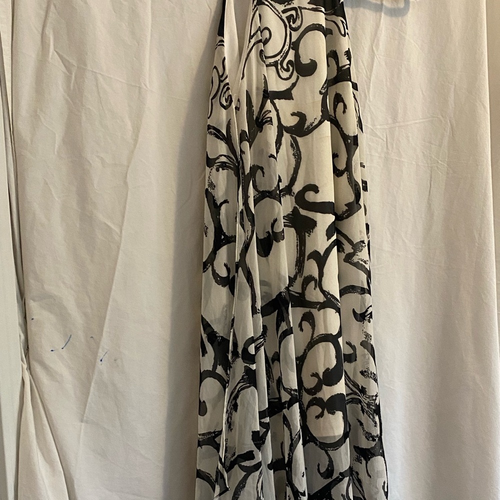 Black / White Pattern sleeveless long dress